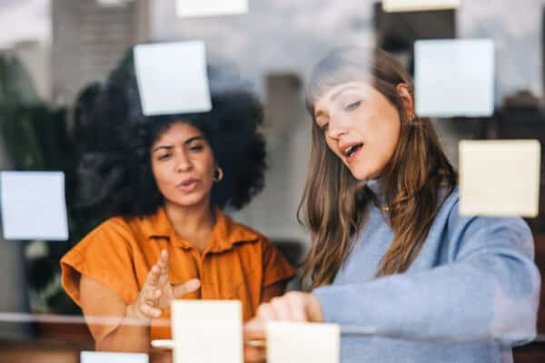 Creatieve zakenvrouw tijdens een brainstorm op kantoor