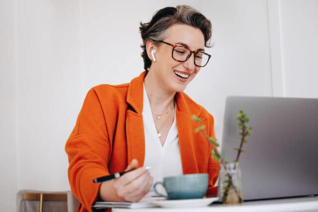 Zakenvrouw die een online meeting houd via haar laptop